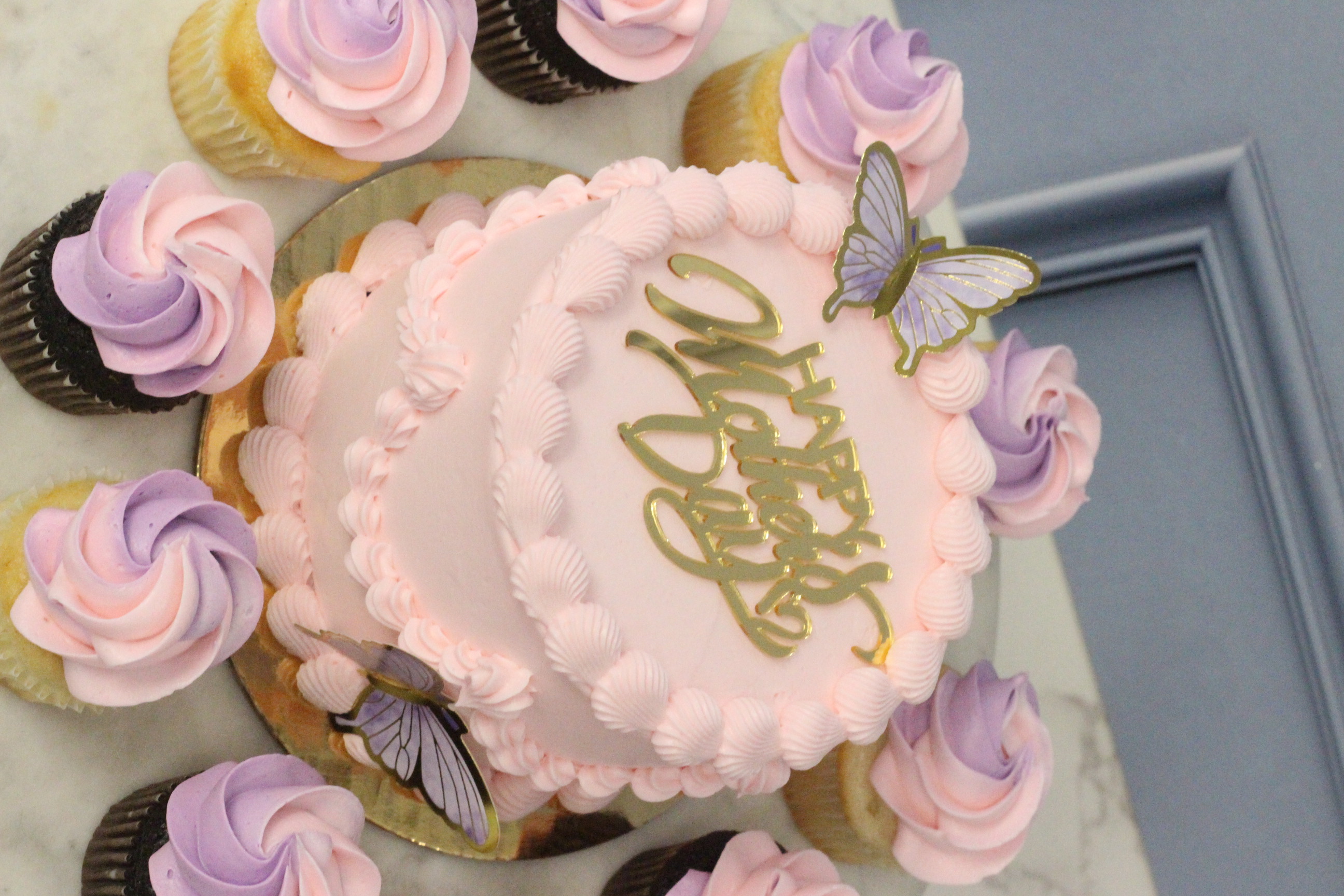 Mother’s Day 4 inch cake and mini cupcakes (6)